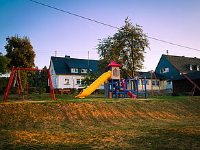 Spielplatz der Ortsgemeinde Wirschweiler mit Spielgeräten und Sitzbereich