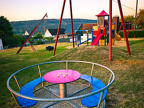 Karussell und Klettergerüst auf dem Spielplatz in Wirschweiler