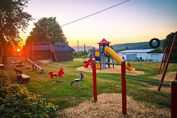 Spielplatz der Ortsgemeinde Wirschweiler im Abendlicht