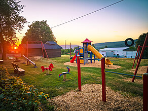 Spielplatz der Ortsgemeinde Wirschweiler im Abendlicht