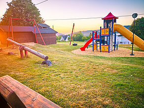 Spielturm mit Rutsche auf dem Spielplatz in Wirschweiler