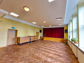Dorfgemeinschaftshaus Wirschweiler – Hinterer Saal mit Bühne Hinterer Veranstaltungsraum mit Blick Richtung Bühne