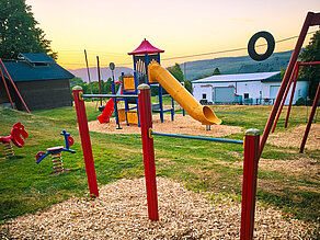 Balancier- und Kletterelemente auf dem Spielplatz in Wirschweiler