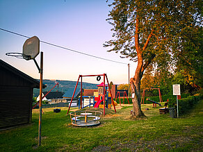 Spielbereich mit Karussell und weiteren Spielgeräten in Wirschweiler