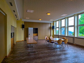 Dorfgemeinschaftshaus Wirschweiler – Vorderer Saal mit Trennwand Vorderer Veranstaltungsraum mit Trennwand