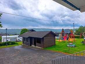 Dorfgemeinschaftshaus Wirschweiler – Vorplatz mit Schwenkbratenhütte und Spielplatz Vorplatz des Dorfgemeinschaftshauses mit Spielplatz und Schwenkbratenhütte in Wirschweiler